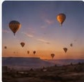 Gün batımında sıcak hava balonları